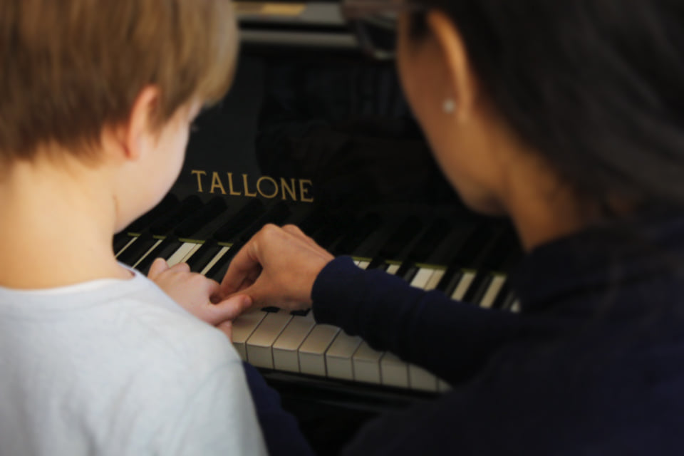 metodo-suzuki bambino al pianoforte